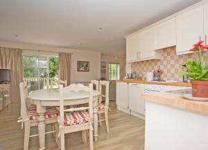 een keuken met een tafel en stoelen bij Brittas Bay Park No 12 by Trident Holiday Homes in Brittas Bay