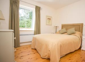 een slaapkamer met een bed en een raam bij Brittas Bay Park No 12 by Trident Holiday Homes in Brittas Bay