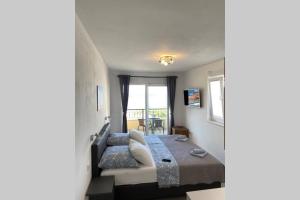 1 dormitorio con 2 camas y ventana en A lovely and cozy room with a breathtaking view 2, en Vis