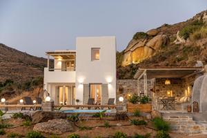 Cette villa offre une vue sur la montagne. dans l'établissement Pleiades Villas Naxos, à Agkidia