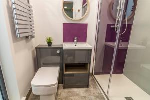 Un baño de Romantic Getaway Studio Pods close to City Centre with FREE WIFI