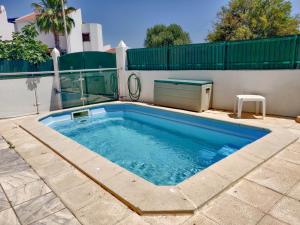 una piscina nel cortile di una casa di Villa Golfinho by Sunny Deluxe ad Albufeira