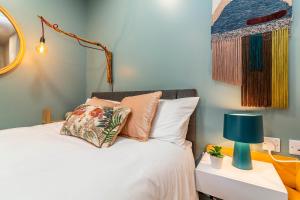 Cama o camas de una habitación en Romantic Getaway Studio Pods close to City Centre with FREE WIFI