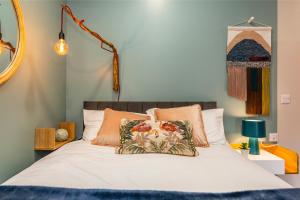 Cama o camas de una habitación en Romantic Getaway Studio Pods close to City Centre with FREE WIFI