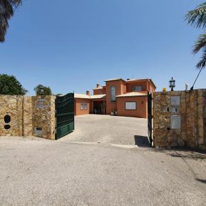un vialetto con cancello e casa di Quinta das Nespereiras a Patã de Cima