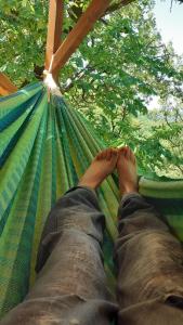 une personne allongée dans un hamac avec les pieds en haut dans l'établissement Hexagon, à Ortignano Raggiolo