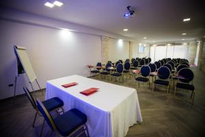 Konferenční prostory v ubytování CapoSperone Resort + 37 fotografií