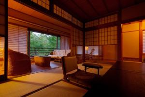 A seating area at Seiryu-so