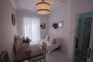 een woonkamer met een bank en een tafel bij Casa do Zézêras in Nazaré