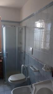 レウカにあるVilla i Pini Santa Maria di Leucaのバスルーム(シャワー、トイレ、シンク付)