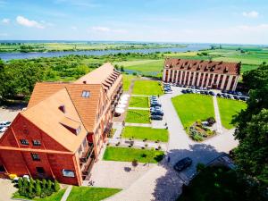 z góry widok na kampus z budynkami w obiekcie Hotel Zamek Gniew w Gniewie