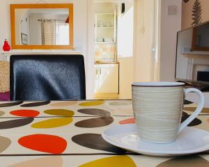 Brans Estate في ويست ميرسي: كوب قهوة على صحن على طاولة