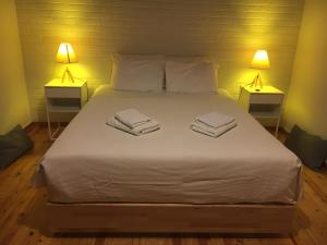 1 dormitorio con 1 cama con toallas en Villa Christina with private pool in Saronida, near stunning beaches, Athens airport & Sounio, en Saronida