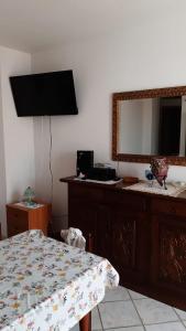 レウカにあるVilla i Pini Santa Maria di Leucaのベッドルーム(ベッド1台、大きな鏡付)