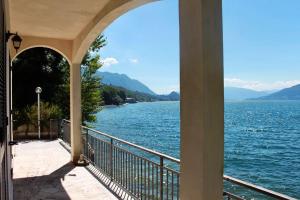 uma vista para a água a partir de uma varanda de uma casa em Casa Spiaggia em Brezzo