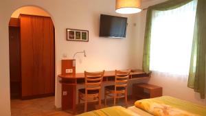 a kitchen with a table and chairs in a room at Gästehaus Familie Trachsler in Rohrendorf bei Krems