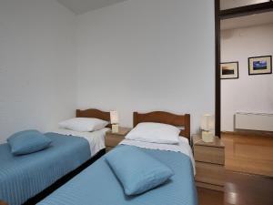 - une chambre avec 2 lits et un miroir dans l'établissement Apartment Vita, à Poreč