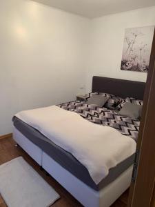a bedroom with a bed in a room at Ferienwohnung Römmer in Ströbeck