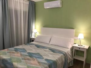 - une chambre avec un lit, 2 tables de nuit et 2 lampes dans l'établissement La Perla Playa apartamento a estrenar, à Benalmádena