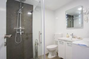 een badkamer met een douche, een toilet en een wastafel bij Apartman Cone in Pula