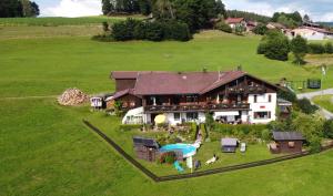 eine Luftansicht eines großen Hauses auf einem grünen Feld in der Unterkunft Landhaus Erna in Böbrach