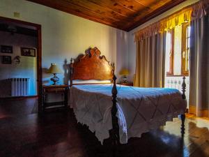 ein Schlafzimmer mit einem großen Bett in einem Zimmer in der Unterkunft Casa Carolina in Vila Seca