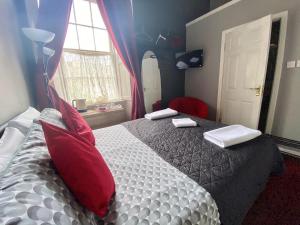a bedroom with a bed and a desk at 16 Pilrig Guest House in Edinburgh
