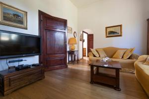 un soggiorno con divano e TV di Casa Germana by HelloElba a Portoferraio
