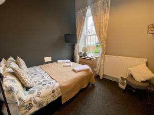 una camera con letto e finestra di 16 Pilrig Guest House a Edimburgo