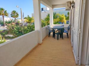 ein Balkon mit Tisch und Stühlen und Blick auf das Meer in der Unterkunft Villa Gabriel by Sunny Deluxe in Albufeira