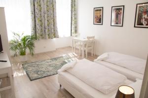 Una sala de estar blanca con un sofá y una mesa. en Vienna4you App 15 you are welcome, en Viena