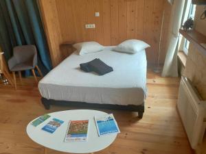 a bedroom with a bed and a table with books at Les Appartements de la Victoire, Centre-ville, Possibilité Parking GRATUIT in Bordeaux