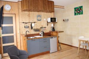 a small kitchen with a sink and a microwave at Les Appartements de la Victoire, Centre-ville, Possibilité Parking GRATUIT in Bordeaux