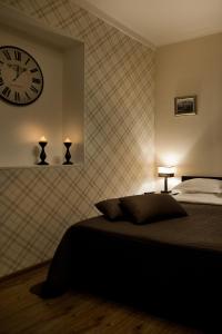 Postel nebo postele na pokoji v ubytování Apriori Hotel