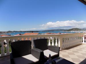 2 sillas en un balcón con vistas al agua en Villa Jukic Murter, en Murter