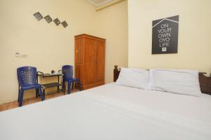 KoolKost Syariah near T1 Juanda Airport 3 tesisinde bir odada yatak veya yataklar