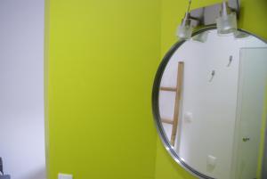 - Baño con espejo y pared verde en La Cour Soubespin, en Lille