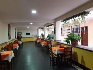 ein Restaurant mit Tischen und Stühlen und einer Bar in der Unterkunft Hotel El Andino in Cúcuta