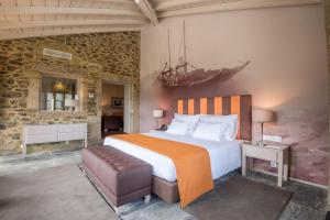 1 dormitorio con 1 cama grande y 1 barco en la pared en Vila Gale Douro Vineyards en Armamar