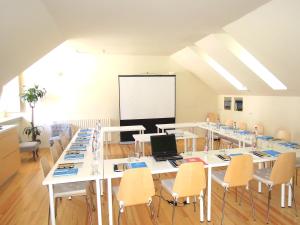 Großes Zimmer mit einem Tisch, Stühlen und einem Whiteboard. in der Unterkunft Clos Mirabel Manor - Holiday rental in Jurançon
