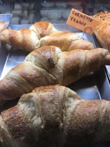 un mucchio di croissant esposti in una panetteria di InCentroScalea B&B a Scalea