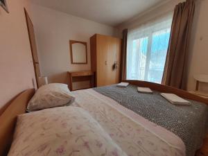 Apartments Adriatic tesisinde bir odada yatak veya yataklar