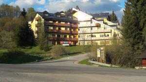 un gran edificio al lado de una carretera en Apartmán Tatran A 12, en Donovaly