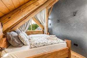 KRALJICA ŠUME - Divjake Log Home tesisinde bir odada yatak veya yataklar