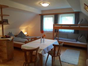 ドナースバッハヴァルトにあるBase-Camp Appartementのテーブルと二段ベッド2台が備わる客室です。