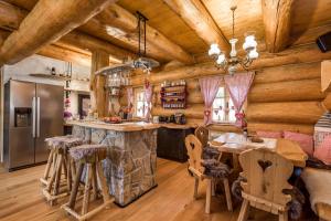 KRALJICA ŠUME - Divjake Log Home tesisinde bir restoran veya yemek mekanı