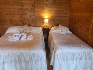 A bed or beds in a room at Stansted Airport Cottage 
