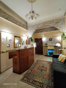 uma sala de estar com um sofá e uma lareira em Rossi Hotel em Roma