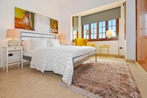 a bedroom with a large bed and a rug at Apartamentos La Casa Verde in Puerto de la Cruz