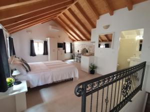 - une chambre avec un grand lit et un balcon dans l'établissement LUCIANA, à Korčula